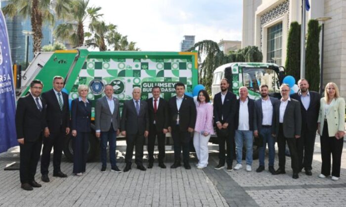 Bursa’dan Studeniçani Belediyesi’ne çöp kamyonu desteği