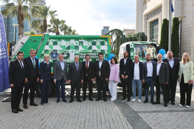 Bursa’dan Studeniçani Belediyesi’ne çöp kamyonu desteği