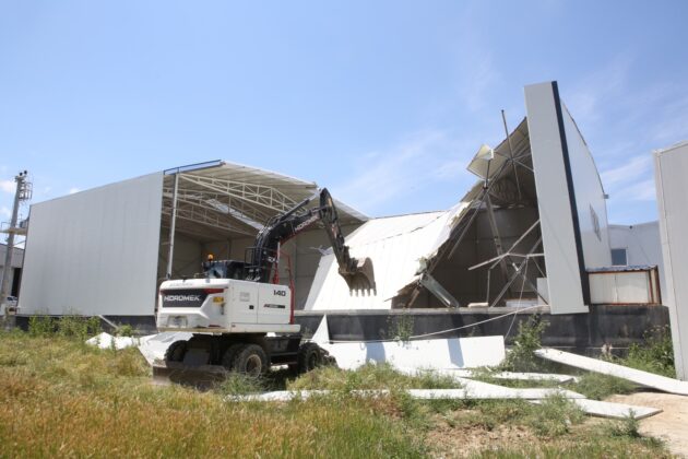 Nilüfer’de kaçak depo yıkıldı