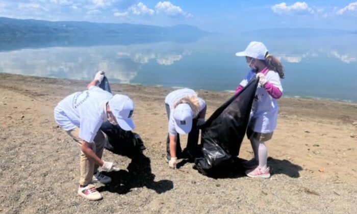 İlkokul öğrencilerinden İznik’te sahil temizliği