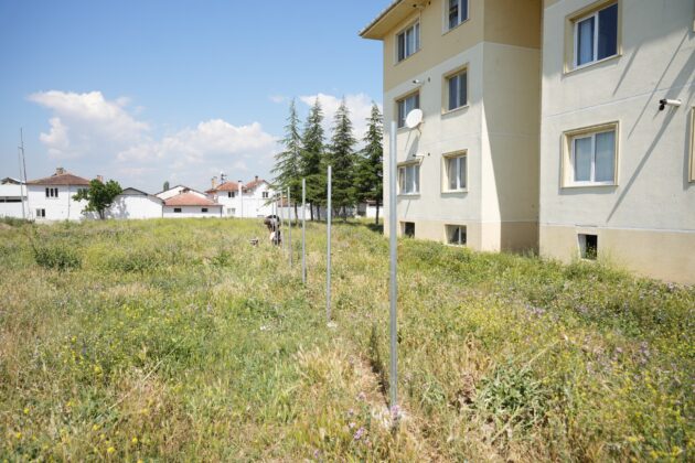 Yenişehir’de Roman TOKİ’lerin etrafı tel örgüyle çevriliyor