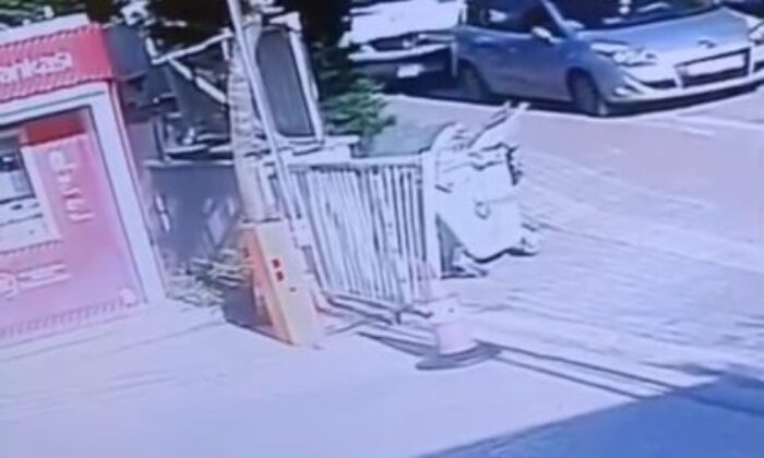 Bursa’da yaya geçidinde bekleyen adama minibüs çarptı