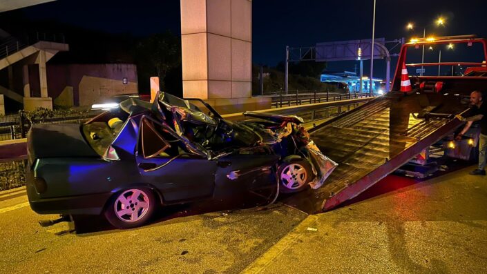 Önce TIR’a sonra bariyerlere çarptı