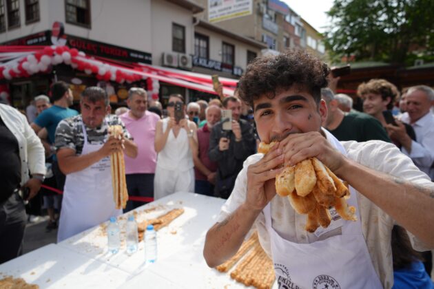 En uzun böreği yiyebilmek için yarıştılar