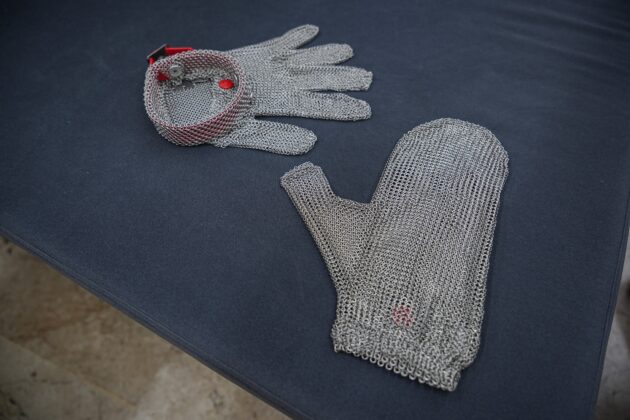 Acemi kasaplara çelik eldiven çözümü