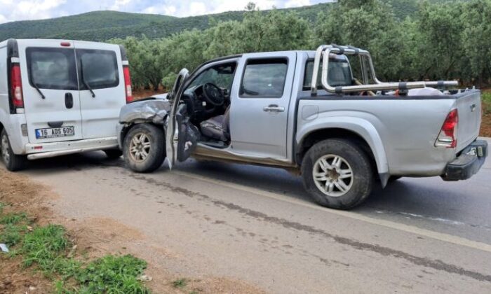 Dönüş yapmak isterken kaza yaptı