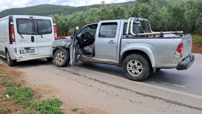 Dönüş yapmak isterken kaza yaptı