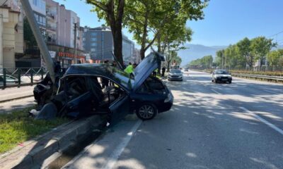 Direksiyon hâkimiyetini kaybetti, aydınlatma direğine çarptı