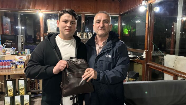 İçi para ve altın dolu çantayı çay bahçesinde unuttular!