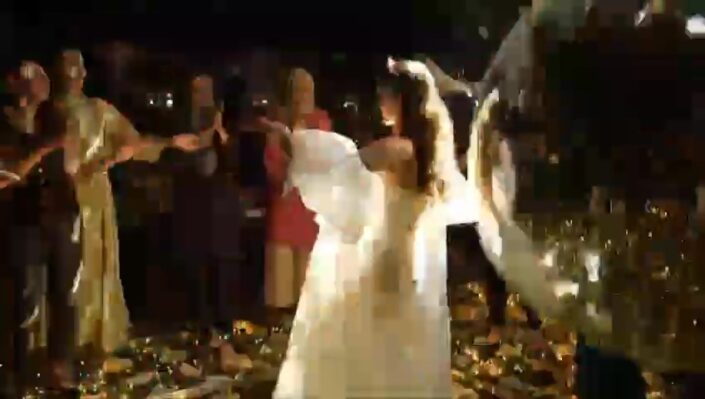 Disko topu gelinin üstüne düştü!