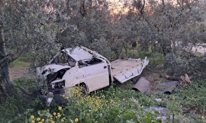 Kontrolden çıkan kamyonet tarlaya daldı