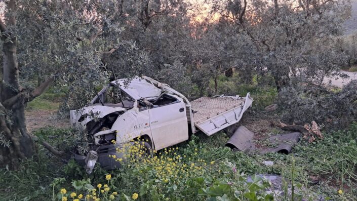 Kontrolden çıkan kamyonet tarlaya daldı