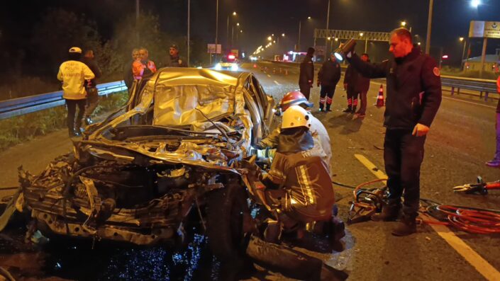 Otomobil kamyonun altına girdi