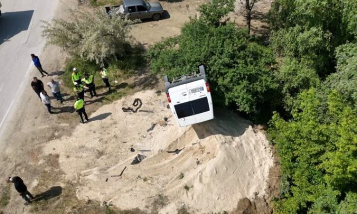 Otomobil ile çarpışan minibüs ters döndü