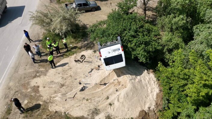 Otomobil ile çarpışan minibüs ters döndü