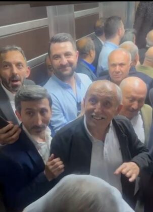 6 kişilik asansöre 10 kişi bindiler: Mahsur kaldılar