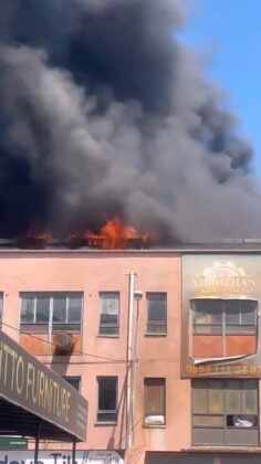 Mobilya imalathanesinde yangın