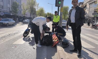Motosiklet otomobille çarpıştı: 2 yaralı