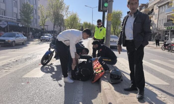 Motosiklet otomobille çarpıştı: 2 yaralı