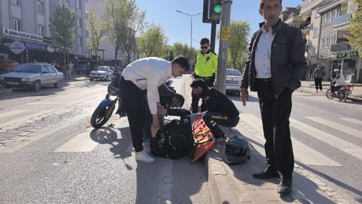Motosiklet otomobille çarpıştı: 2 yaralı