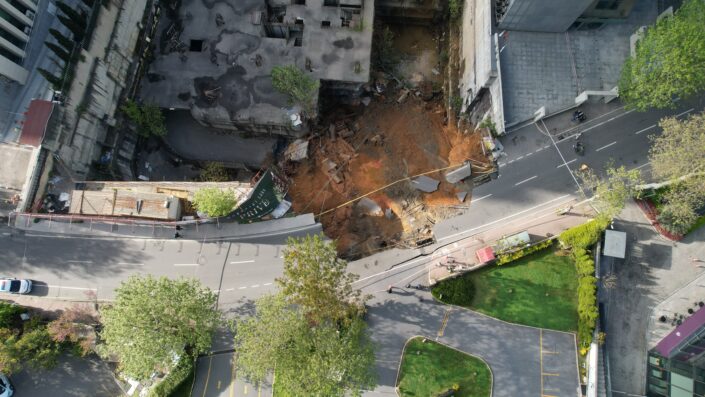Yol çöktü: Doğalgaz sıkıştı, patlama oldu!