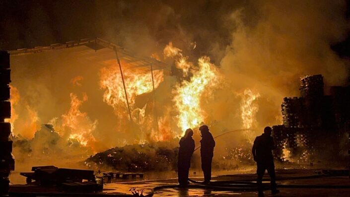 Palet fabrikasında yangın!