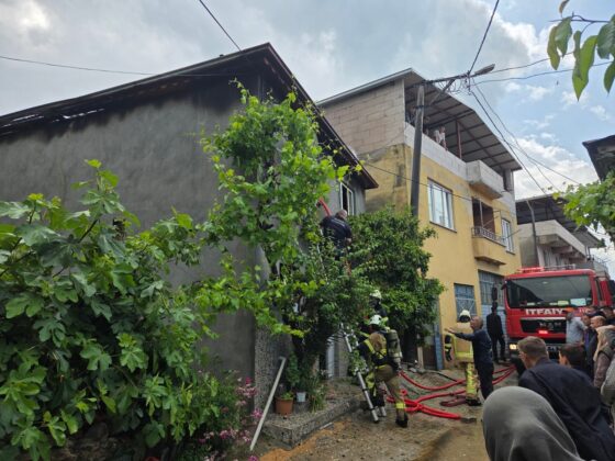 Elektrik tesisatından çıkan yangında ev küle döndü
