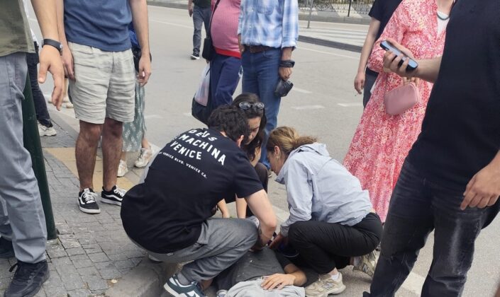 Otomobil, iki motosiklete aynı anda çarptı