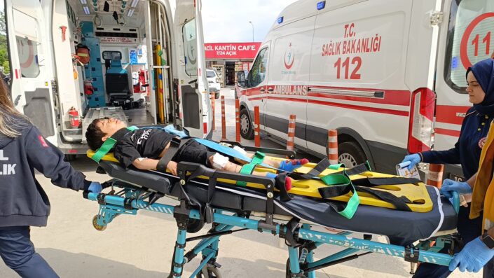 Otomobil ile motosiklet çarpıştı