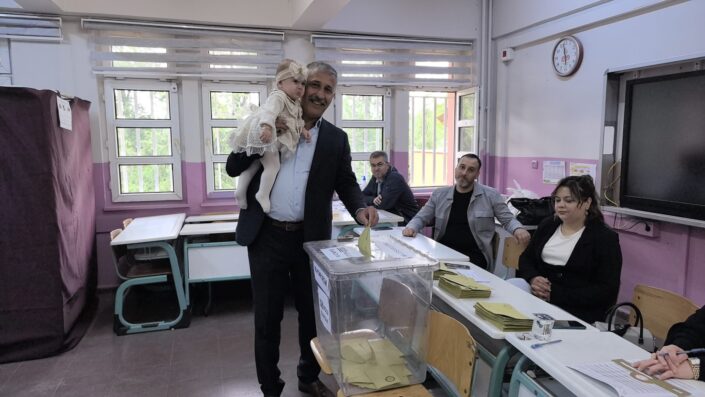 İnegöl’de vatandaşlar sandık başına gitti