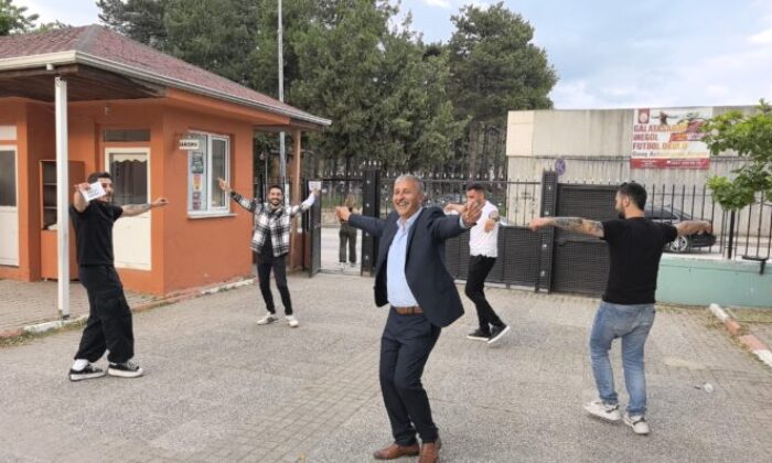 Muhtarlık seçimini kazandı, sevincini çiftetelli oynayarak kutladı