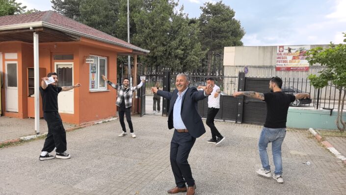 Muhtarlık seçimini kazandı, sevincini çiftetelli oynayarak kutladı