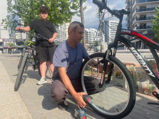 Bursa’da gezen bisikletçi