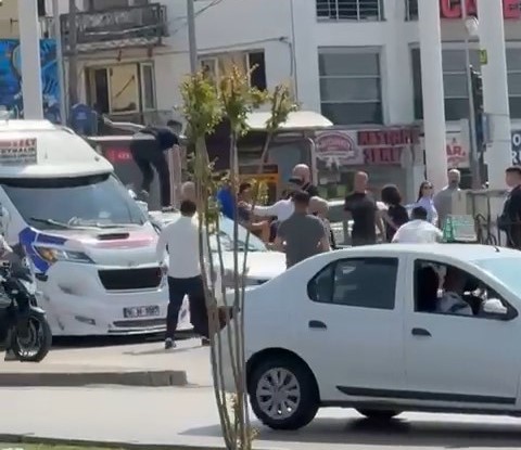 Bursa’da yolun ortasında boks ringlerini aratmayan kavga