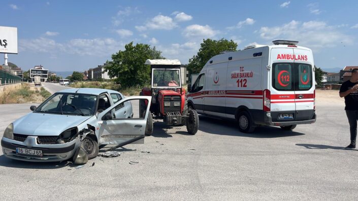 Traktör, otomobil ile çarpıştı