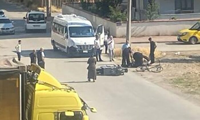 Bursa’da servis minibüsüyle çarpışan motosikletli yaralandı