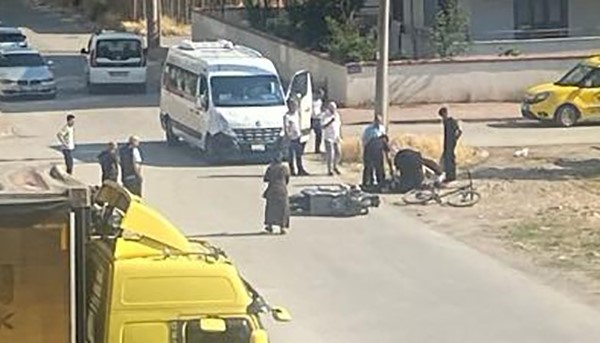 Bursa’da servis minibüsüyle çarpışan motosikletli yaralandı