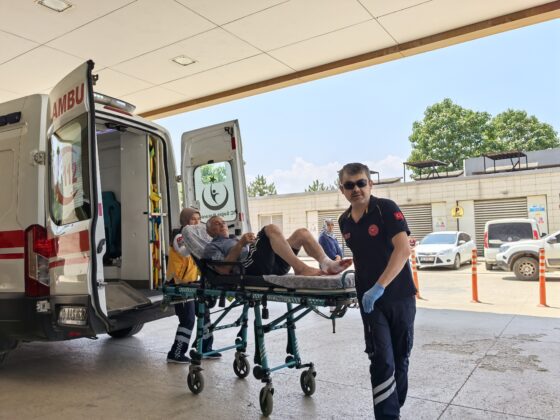 Motosiklet ile bisikletli sürücü çarpıştı