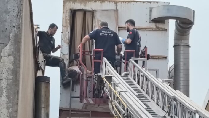 Bursa’da bir işçi talaş emici makinesine sıkıştı!