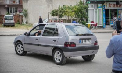 Çayları otomobiliyle taşıyor