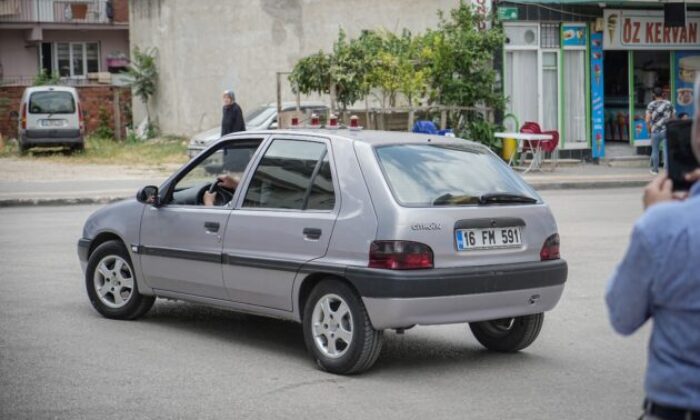 Çayları otomobiliyle taşıyor