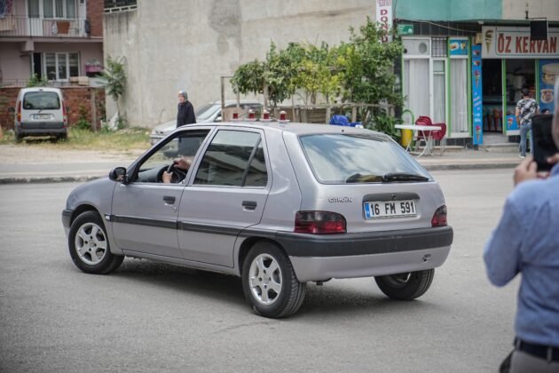 Çayları otomobiliyle taşıyor
