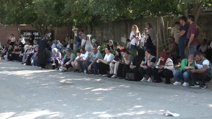 Onlar içeride, aileleri dışarıda ter döktü