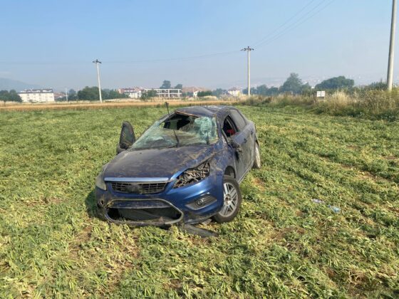Kontrolden çıkan otomobil tarlaya uçtu