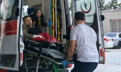 Ağaç keserken elini kesti!