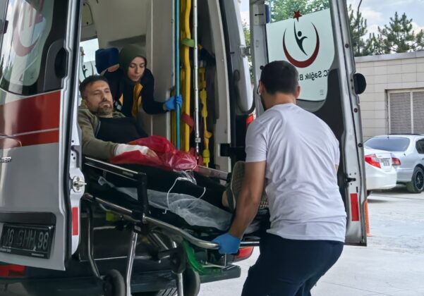 Ağaç keserken elini kesti!