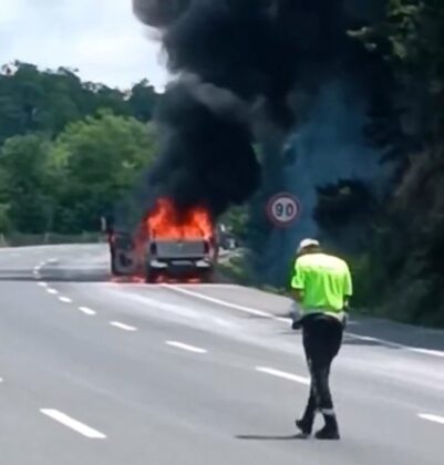 Bursa’da seyir halindeki kamyonet alev aldı