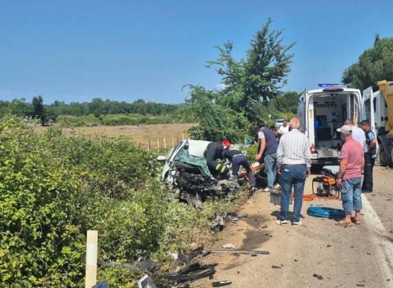 Bursa’da kamyon ile otomobil kafa kafaya çarpıştı