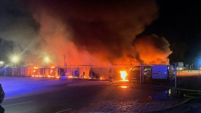 Almanya’da Amazon ve Telekom’a ait 36 minibüs aynı saatlerde alev aldı