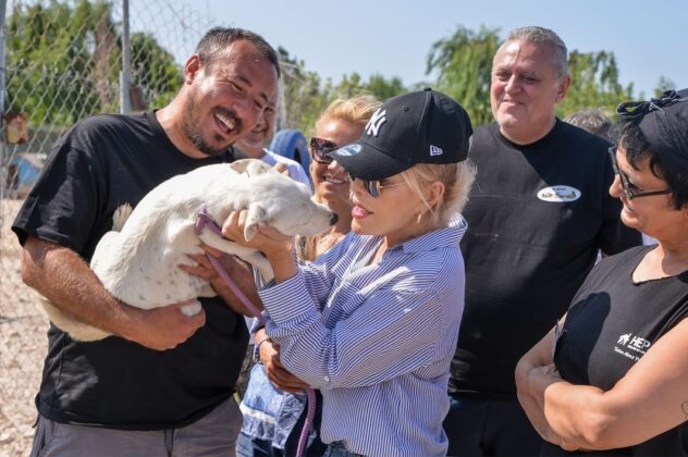 Ajda Pekkan’dan Bursa’da barınak ziyareti